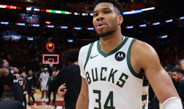 开云官网-Shams：截止日前数月字母已向雄鹿重申准备好交易 但他拒绝表态