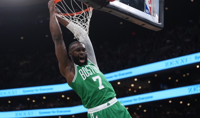 开云下载-杰伦·布朗：不担心跟腱伤势就是有点酸痛 努力保持健康会没事的