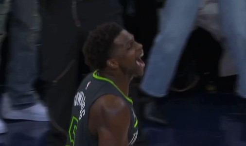 19分逆转马刺！爱德华兹赛后仰天长啸 很高兴啊！